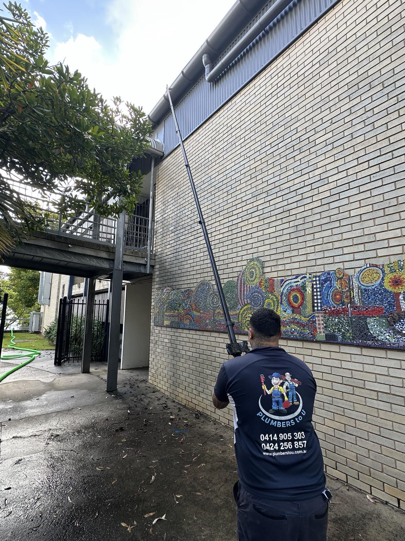 Professional Gutter Cleaning Services 3 491008567 1741624899895816 5352033707575271256 n